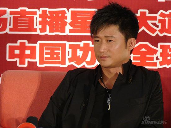图文：功夫盛典发布会-演员吴京帅气亮相