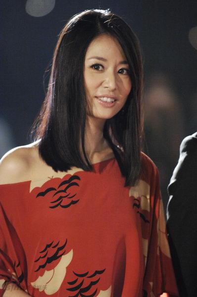 图文：功夫盛典红地毯-林心如长发秀美小露香肩