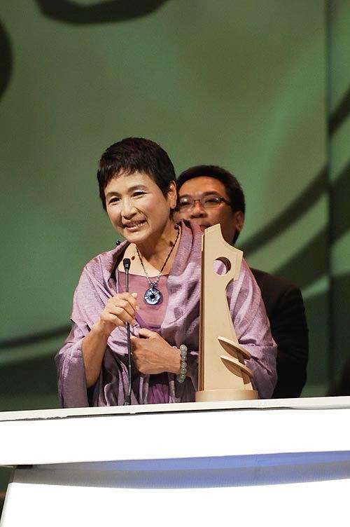 图文：功夫盛典颁奖礼-郑佩佩发表获奖感言