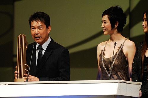 图文：功夫盛典颁奖礼-元彪发表获奖感言