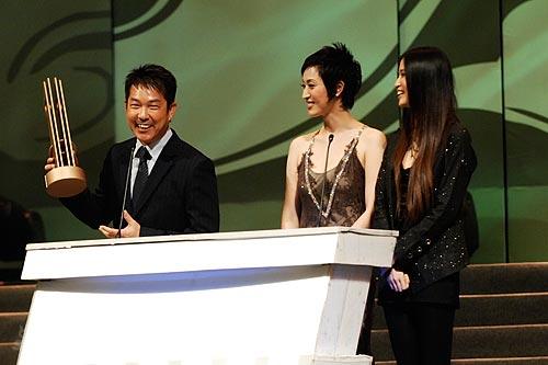 图文：功夫盛典颁奖礼-元彪获最佳动作男演员