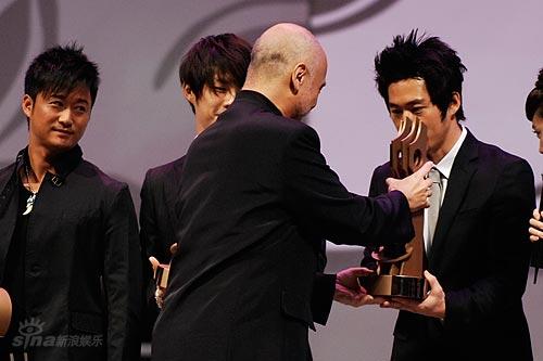 图文:功夫盛典颁奖礼-鲍德熹为韩国张赫颁奖