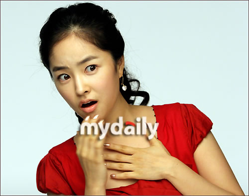 图文:《无法阻拦的婚姻》拍海报--韩泰尹疑惑