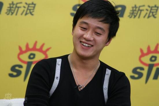 图文：《奋斗》主演做客新浪--佟大为低头偷笑