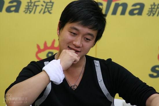 图文：《奋斗》主演做客新浪--佟大为表情搞怪