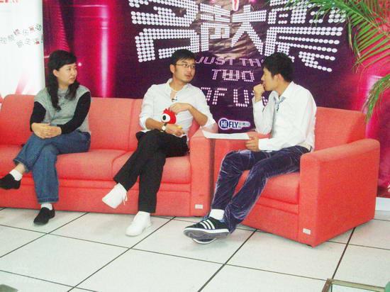 图文:名声大震主创做客新浪-易骅汪涵默契