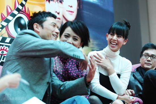 图文：《岁月风云》新浪聊天-苗侨伟逗笑众人