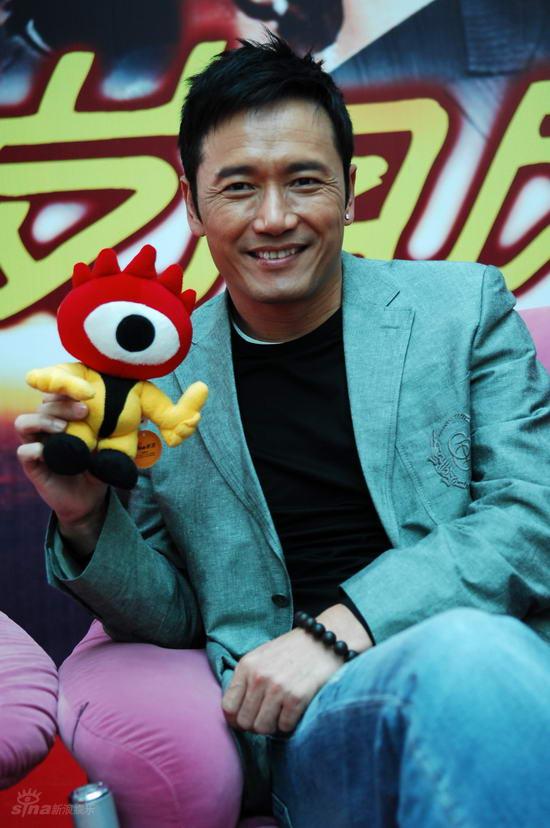 图文：《岁月风云》新浪聊天-苗侨伟拿着小浪人
