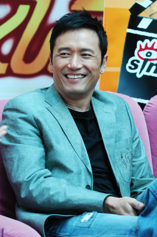 图文：《岁月风云》新浪聊天-苗侨伟哈哈大笑