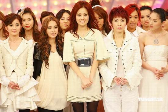 图文：翡翠歌星贺台庆--容祖儿中间惹人注意