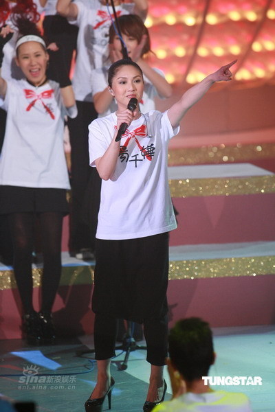 图文：翡翠歌星贺台庆--杨千嬅演唱表情肯定