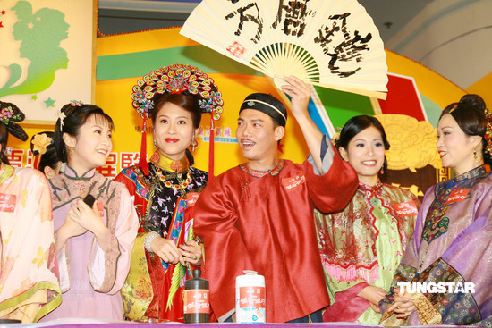图文：TVB《铁嘴银牙》宣传--谢天华举扇子