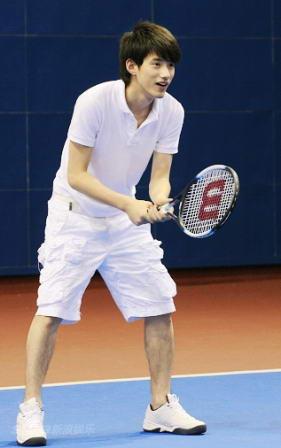 图文:众好男为《网球王子》训练--吴建飞