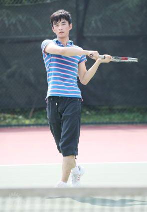 图文:众好男为《网球王子》训练--张晓晨