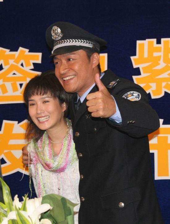 图文：《一路夫妻》见面会-马景涛竖大拇指