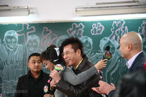 图文:十六岁的花季专场--白雪和剧中父亲拥抱