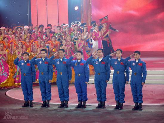 图文:央视春晚录制备播带--航天英雄致敬
