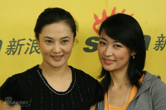 图文:《活着,真好》主演做客--王菁华梁静合影