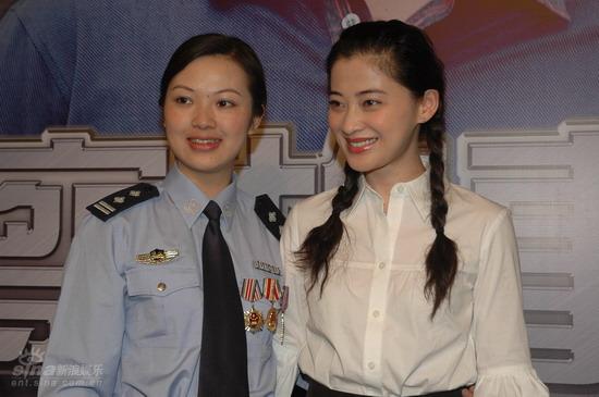 图文:《警察故事》首播发布会--梅婷与原型合影