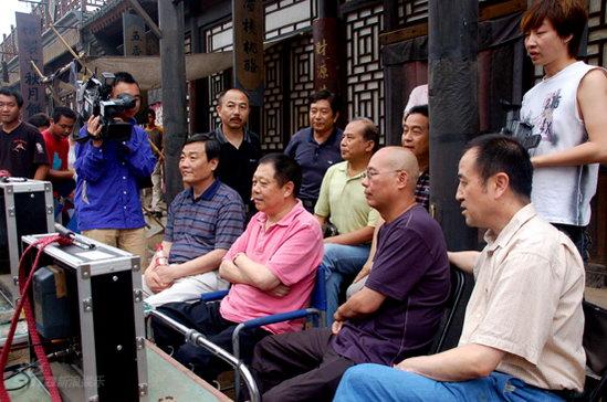 图文《茶馆》探班-剧中心副主任苟鹏等看画面