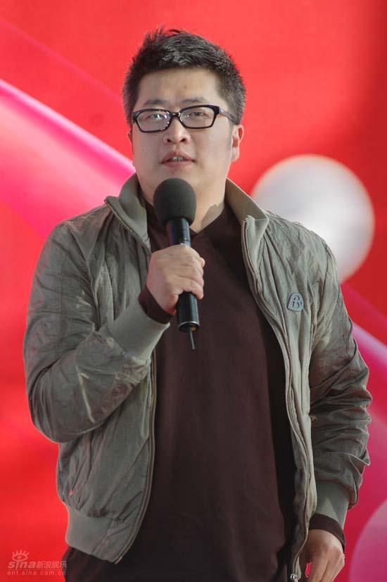 晚会组已经邀请音乐人小柯为《全家福》作曲,并由孙悦和陆毅共同演唱.