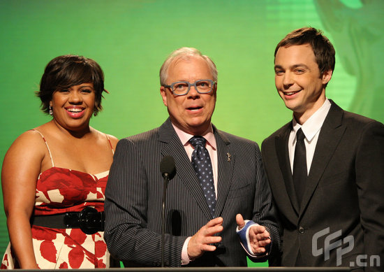 今年公布提名者为女演员珊德拉-威尔森(Chandra Wilson,左)、男星吉姆-帕森斯(Jim Parsons,右)、艾美奖美国电视艺术和科学学会主席John Shaffner(约翰-萨福勒,中)