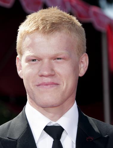 图文:艾美奖红地毯-男星耶希-普莱莫斯抿嘴笑