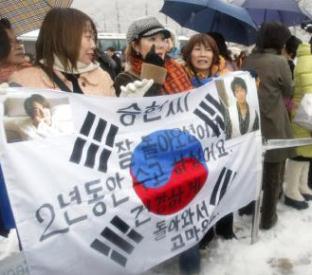 韩国小生宋承宪退伍粉丝举行退伍欢迎会(图)