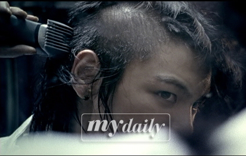 BigBang的TOP为了前辈歌手 Red Roc的MV,削