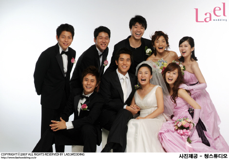 婚礼上,朴秀洪和张那拉分别担任伴郎