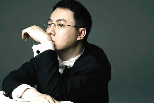 八月,秦川来星海弹钢琴