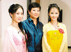 导演胡玫与选出来的"梦中人"黛玉李旭丹,宝钗姚笛在一起,现在的说法是
