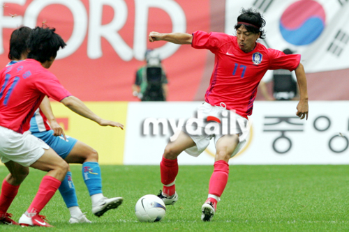 韩国艺人全明星球队与首尔女子足球队的友谊比赛在首尔世界杯足球场举行_影音娱乐_新浪网