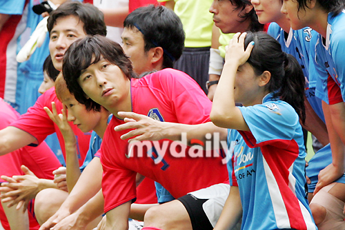 韩国艺人全明星球队与首尔女子足球队的友谊比