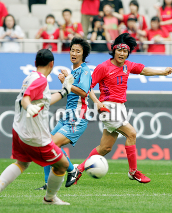 韩国艺人全明星球队与首尔女子足球队的友谊比