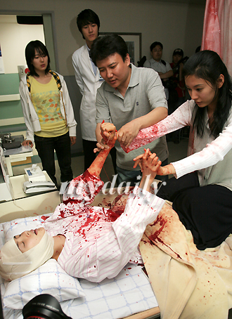 恐怖电影《两个人》首映延期两周