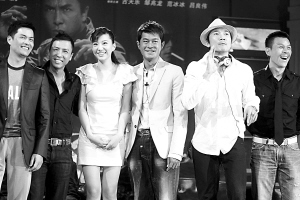 在《导火线》中,反派人物邹兆龙和释行宇也都是功夫高手,但是在甄子丹
