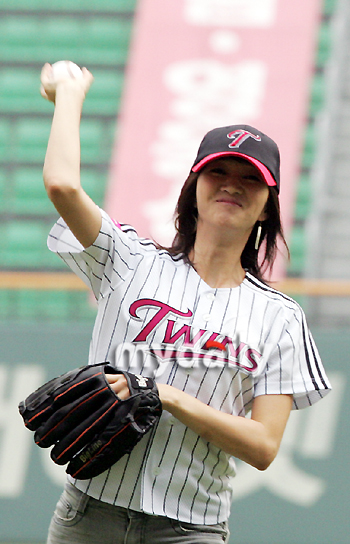 韩国演员秀爱与李政进在28日下午举行的2007