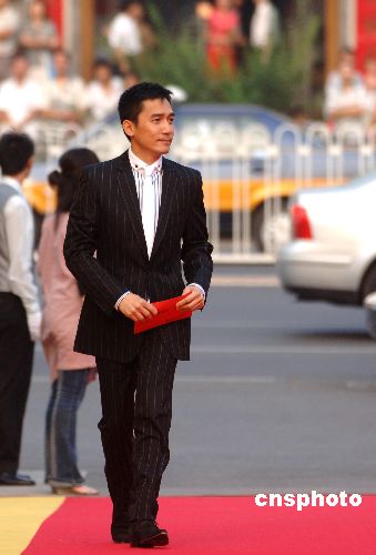 梁朝伟拍色戒苦练普通话 演汉奸快精神分裂