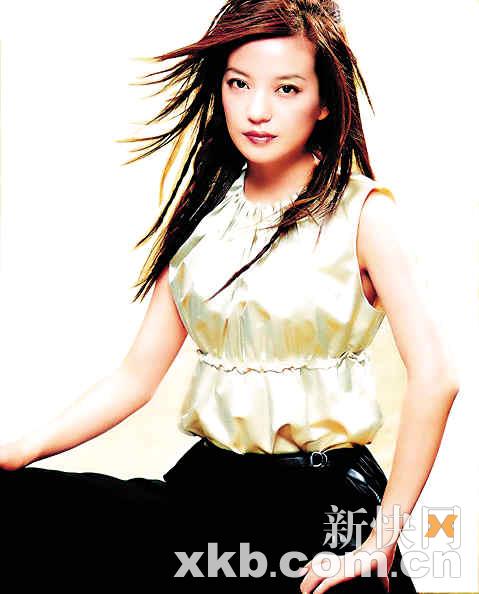 两代“小燕子”分头走黄奕上T台赵薇执导筒