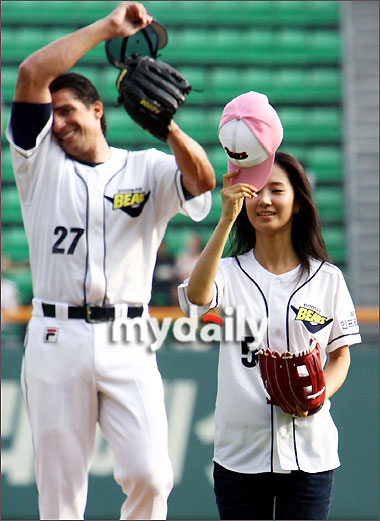 <em>少女时代</em>参加<em>2007</em>韩国职业棒球赛_影音娱乐_