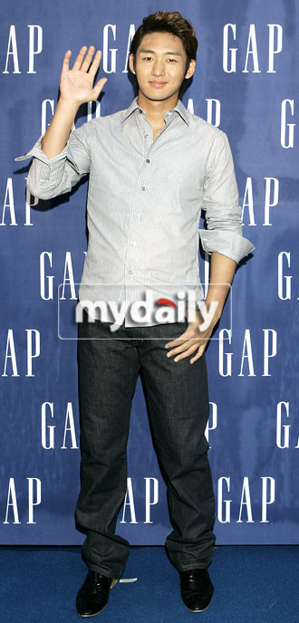 张根锡李泰成等参加服装品牌专卖店开业仪式