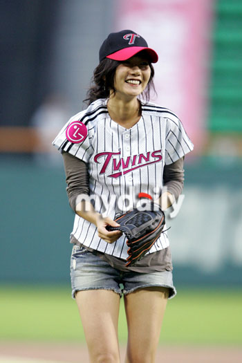 裴斗娜担任韩国职业棒球联赛试球员