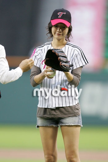 裴斗娜担任韩国职业棒球联赛试球员