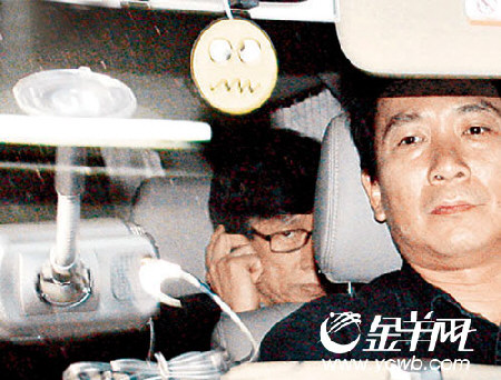 钟楚红露面泣别亡夫