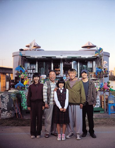 《<em>汉江怪物</em>》的TV上映权以12亿韩元的价格卖