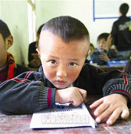 爱心点亮山村小学
