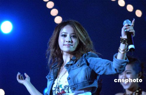 怕被抢男友 37岁莫文蔚暗批27岁蔡依林也不年轻