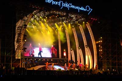 舞台极尽豪华,焰火渲染气氛 歌神演唱会开在花