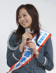 日本女演员走上街头以貌引人呼吁杜绝酒后驾车